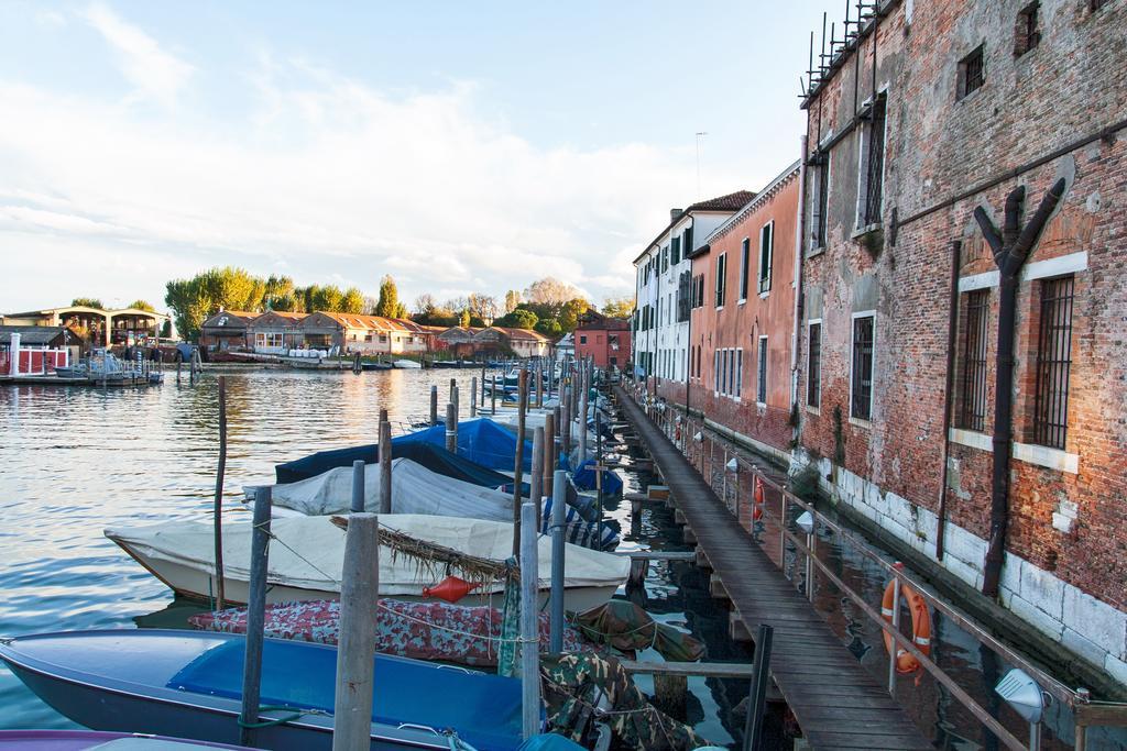 Venezia Biennale Bianco & Rosso Apartment Bagian luar foto