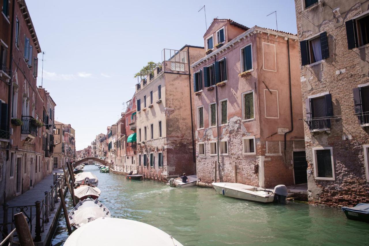 Venezia Biennale Bianco & Rosso Apartment Bagian luar foto